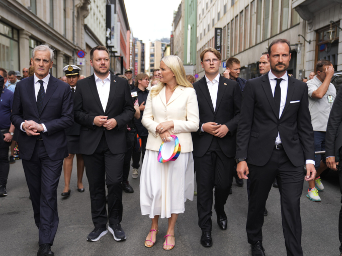 Kronprins Haakon, Kronprinsesse Mette-Marit, Prins Sverre Magnus og statsminister Jonas Gahr Støre spaserte fra Rosenkrantzgate til London pub. Foto: Javad Parsa / NTB